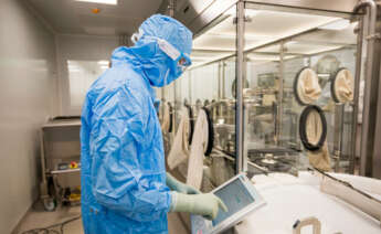 Trabajador del Grupo Zendal en un laboratorio