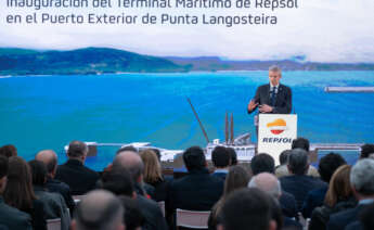 Alfonso Rueda, presidente de la Xunta, durante la inauguración de la terminal de Repsol en Punta Langosteira