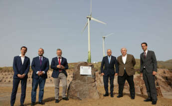 De izquierda a derecha: Fernando Rodríguez, Vicepresidente de Ecoener; José Antonio Valbuena, Consejero de transición Ecológica, Lucha contra el cambio climático y planificación Territorial; Ángel Víctor Torres, presidente del Gobierno de Canarias; Casimiro Curbelo, presidente del Cabildo de La Gomera; Luis de Valdivia, Presidente de Ecoener; y Adasat Reyes, Alcalde de San Sebastián de la Gomera.