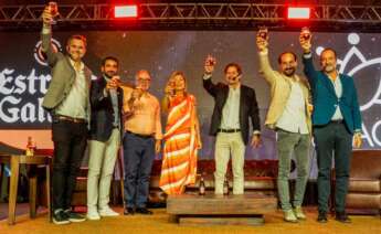 Brindis durante el evento por el séptimo aniversario de Estrella Galicia en Paraguay. Hijos de Rivera