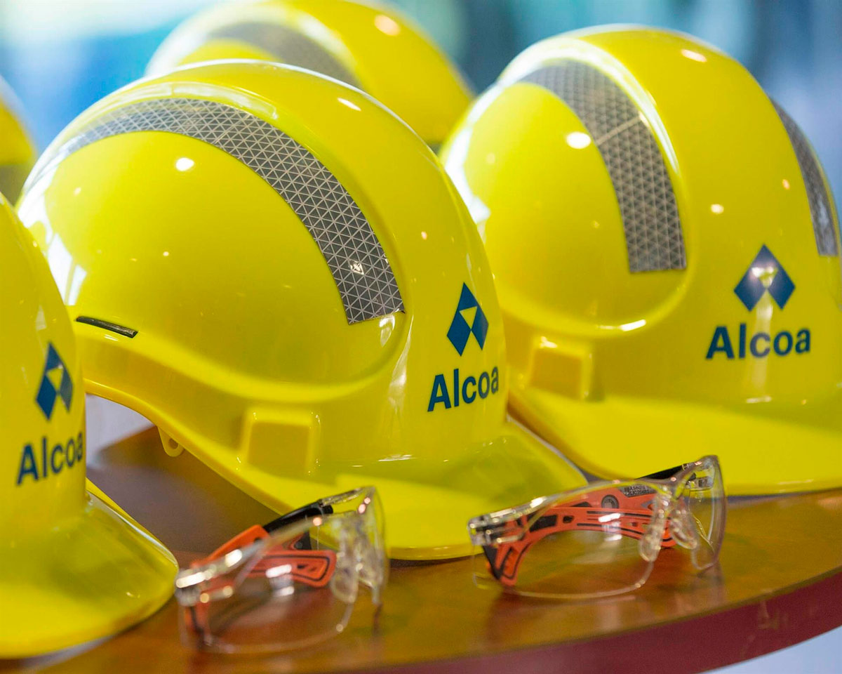 Cascos de trabajadores de Alcoa