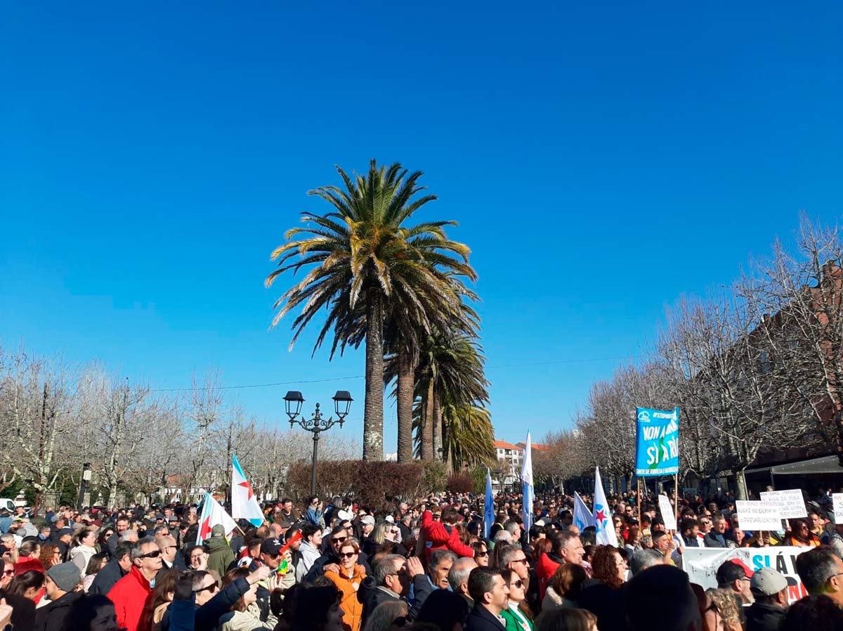 Manifestación en la alameda de Noia contra la decisión de la Xunta de Galicia de autorizar el vertido de 889.885 metros cúbicos de aguas residuales al arroyo de As Rabaceiras, en la ría de Muros y Noia, procedentes de una antigua mina