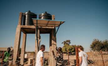 El presidente ejecutivo de Corporación Hijos de Rivera, Ignacio Rivera, y el CEO de Auara, Antonio Espinosa de los Monteros, han visitado Gambia para conocer las obras con las que la corporación busca dar agua potable a 6.000 personas en el país africano