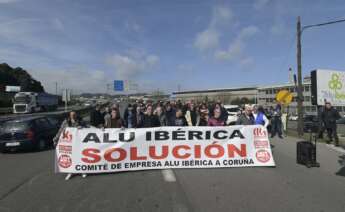 Concentración de los trabajadores de Alu Ibérica frente a las instalaciones de A Grela / Europa Press