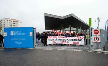 Varias personas protestan durante una concentración por la huelga del transporte de viajeros