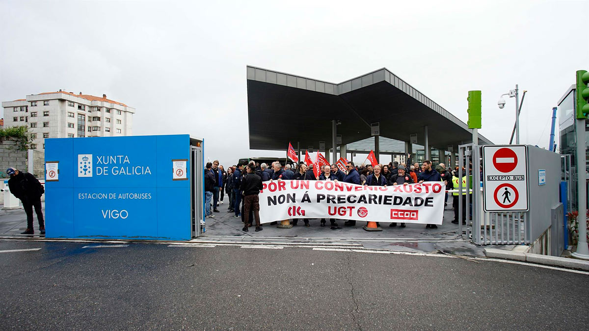 Varias personas protestan durante una concentración por la huelga del transporte de viajeros