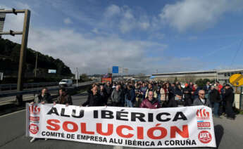 Un grupo de personas protesta con una pancarta durante una concentración frente a la fábrica de Alu Ibérica