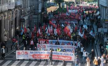Varias personas con pancartas en defensa de la sanidad pública gallega