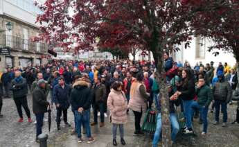 Protesta del sector bateeiro frente a la comisaría de la Policía Nacional en Santiago