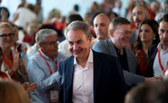 El expresidente del Gobierno, José Luis Rodríguez Zapatero, es saludado por los militantes a su llegada a la celebración de la Conferencia Municipal del Partido Socialista, en la Ciudad de las Artes y las Ciencias, / Europa Press