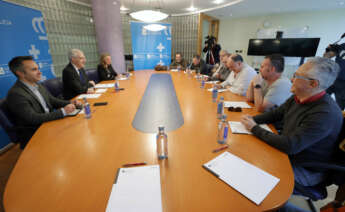 El vicepresidente primero de la Xunta, Francisco Conde, durante su reunión de este miércoles con integrantes del comité de empresa en la sede de la Delegación de la Xunta en Ferrol / Xunta