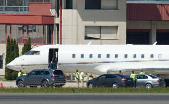 El Rey emérito Juan Carlos baja del avión a su llegada al Aeropuerto de Vigo-Peinador. - Javier Vázquez - Europa Press