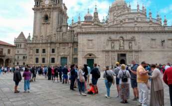 Varias personas hacen cola para entrar a la Catedral de Santiago de Compostela, en Santiago de Compostela, A Coruña (Galicia)