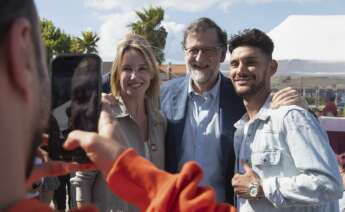 El expresidente del Gobierno Mariano Rajoy (c), acompañado de la candidata a la alcaldía de Vigo, Marta Fernandez Tapias (i), asiste a la fiesta de la Brincadeira de Bouzas este sábado en el barrio costero de Bouzas, en la ciudad gallega de Vigo. EFE/ Salvador Sas