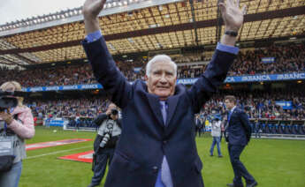 magen de archivo tomada el 14/05/2016 del exentrenador del Deportivo y el Real Madrid Arsenio Iglesias durante el homenaje que se le hizo en el descanso del partido de la 38 y última jornada de Liga de Primera División, en el estadio de Riazor, en A Coruña. Iglesias, técnico del Superdepor, ha fallecido a los 92 años de edad. EFE/ Cabalar