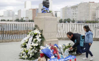 Un grupo de personas depositan sus flores junto al busto de Arsenio Iglesias tras su fallecimiento a los 92 años de edad. EFE/Cabalar