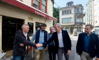 Paseo electoral con la participación de Rueda y Bendodo, en Carballo (A Coruña)