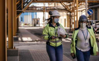 Trabajadores en la fábrica de Caima, de Altri / Altri