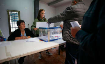 Varias personas ejercen su derecho a voto en la mesa electoral del local parroquial de Recelle, en una mesa que agrupa a varias aldeas del entorno, a 28 de mayo de 2023, Portomarín, Lugo, Galicia