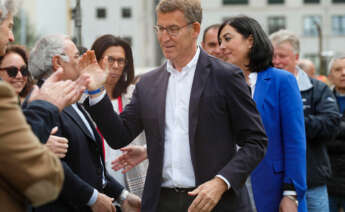El presidente del PP, Alberto Núñez Feijóo, durante saluda a simpatizantes durante un acto electoral celebrado este viernes en Lugo