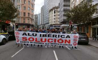 Imagen de la protesta de los extrabajadores de Alu Ibérica en el centro de A Coruña