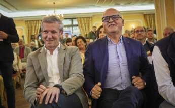 El presidente de la Xunta de Galicia, Alfonso Rueda (i), y el presidente de la Diputación de Ourense, Manuel Baltar (d), durante un mitin del Partido Popular en el hotel Restaurante Pazo de Monterrei, a 11 de mayo de 2023, en O Pereiro de Aguiar, Ourense, - Agostime - Europa Press