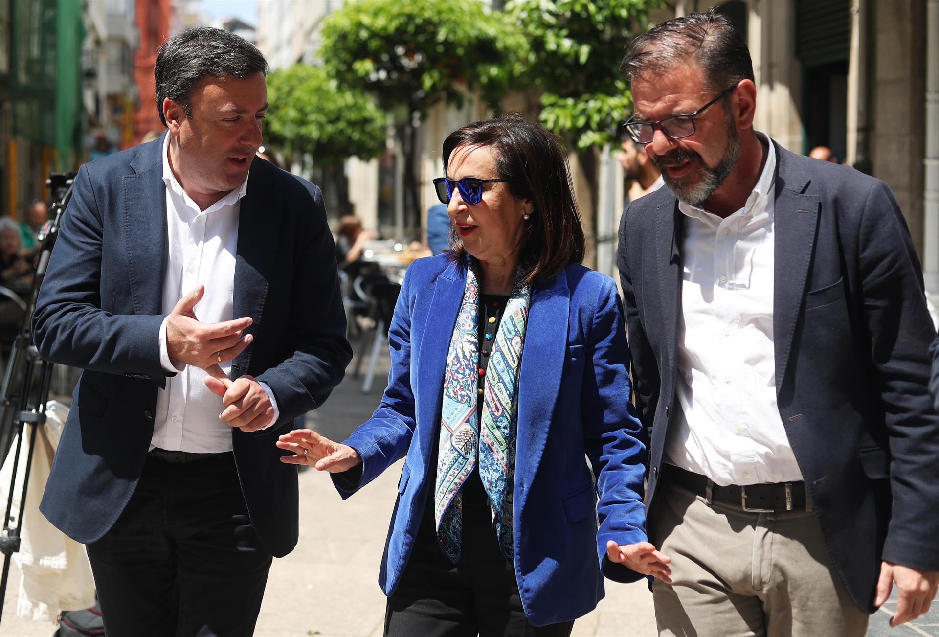 El secretario general del Partido Socialista de Galicia, Valentín González Formoso, la ministra de Defensa, Margarita Robles, y el alcalde y candidato del PSOE a la reelección, Ángel Mato, en la Agrupación Socialista, a 26 de mayo de 2023, en Ferrol - Raúl Lomba - Europa Press