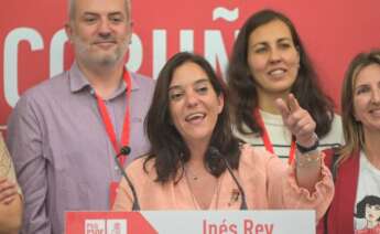 La alcaldesa de A Coruña y candidata socialista, Inés Rey, acompañada de sus compañeros y compañeras de partido tras incrementar representación en el consistorio coruñés. Europa Press