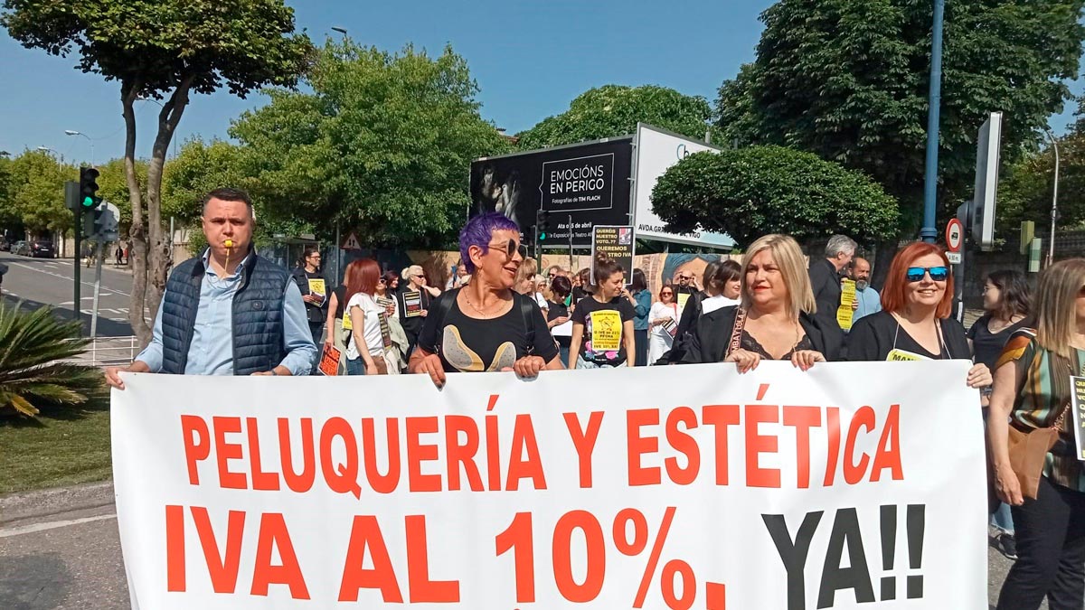 Decenas de profesionales de peluquerías y salones de estética de Vigo piden al Gobierno que reduzca el IVA del sector