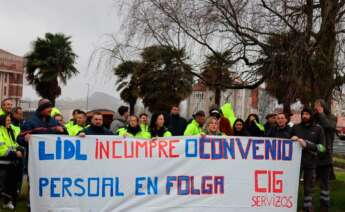 Personal del almacén de Lidl en Narón (A Coruña) se concentra ante el edificio administrativo de la Xunta en San Caetano, en Santiago de Compostela