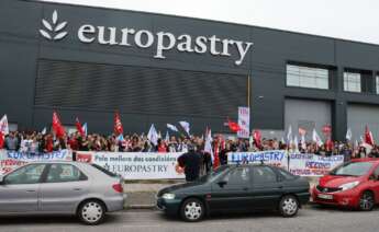 Movilización de los trabajadores de Europastry frente a la planta del grupo en Lugo / CIG