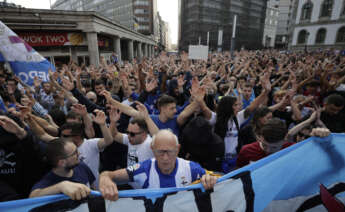 Cientos de aficionados del Deportivo se han manifestado este jueves por las calles de A Coruña bajo el lema "Respeto para el Dépor", en protesta por la gestión del club. EFE/Cabalar