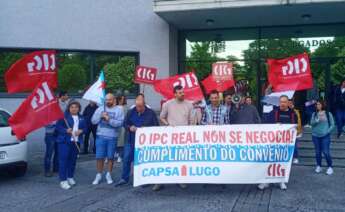 Imagen de la protesta de los trabajadores de Capsa frente a los juzgados de Lugo / CIG