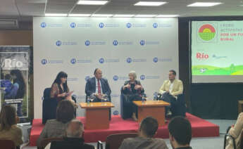 Cristina Díaz Pardo, redactora de Economía Digital Galicia, modera la mesa redonda del I Foro de Activistas: por un Futuro Rural en el que han participado Alfredo Ramos, director de R y Grupo MásMóvil en Galicia; José Antonio Menéndez, responsable de relaciones institucionales de Endesa en la zona noroeste; y Covadonga Toca, secretaria xeral de Apoio ao Emprego, Traballo Autónomo e Economía Social