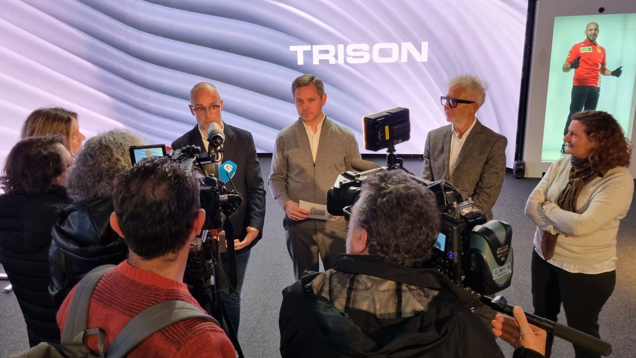 El fundador de Trison, Carlos Saavedra (primero por la derecha), durante la visita del exdelegado del Gobierno en Galicia, José Miñones, a las instalaciones de la compañía