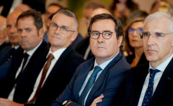 El presidente de la CEOE, Antonio Garamendi (2d) y el vicepresidente primero y conselleiro de Economía, Industria e Innovación, Francisco Conde (1d), en Vigo