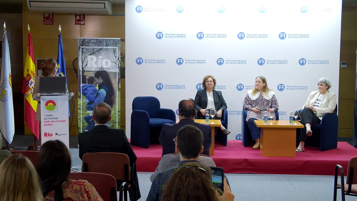 Carmen Lence modera la mesa de debate sobre 'Vivir y Trabajar en el Rural', dentro del 'I Foro de Activistas: Por un Futuro Rural', organizado por ED Galicia y Río de Galicia