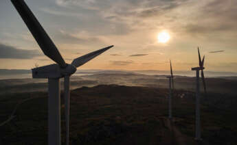 Aerogeneradores en el parque eólico de Serra do Larouco en Esgos (Ourense)