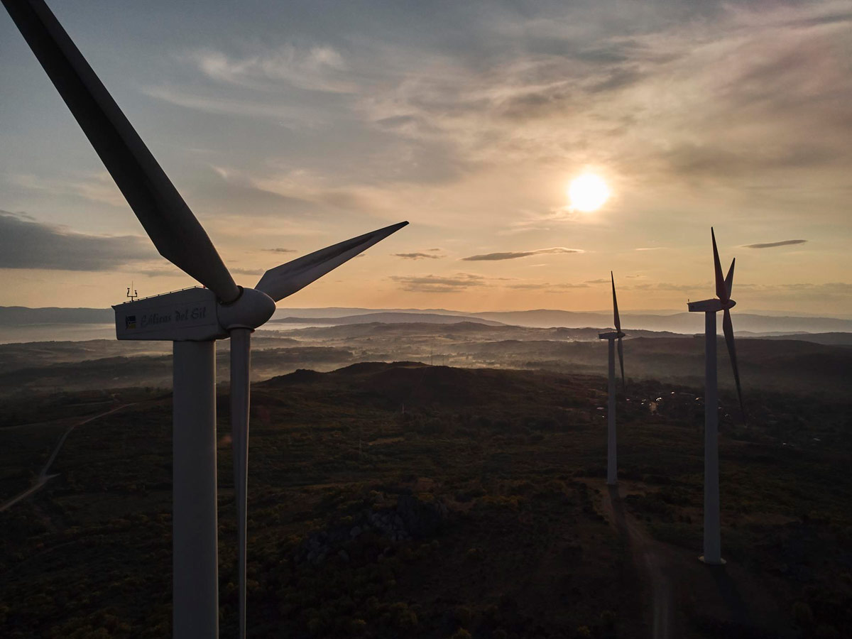 Aerogeneradores en el parque eólico de Serra do Larouco en Esgos (Ourense)