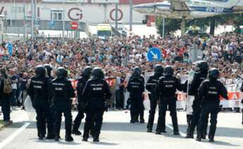 Policía frente a cientos de personas que se manifiestan durante el segundo día de paro de la huelga del metal