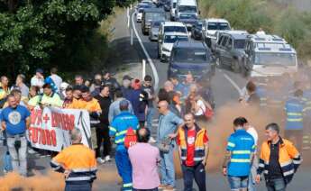 Trabajadores del sector naval bloquean desde las 08:30 horas de este miércoles algunas de las vías neurálgicas de Ferrol ante la falta de avances en la negociación del nuevo convenio colectivo y del plan industrial de Navantia