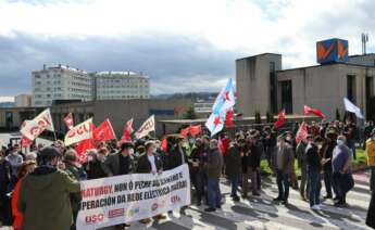 Protesta de trabajadores frente a la sede de Naturgy en A Coruña / CIG