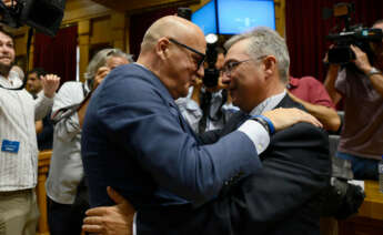 Luis Menor, nuevo presidente de la Diputación de Ourense, se abraza con su antecesor, Manuel Baltar.