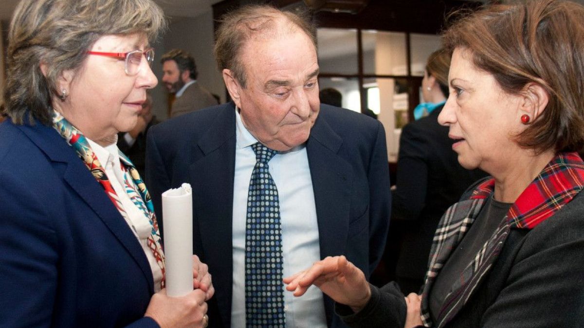 José Silveira, el dueño de Naviera Elcano, junto a la conselleira de Mar, Rosa Quintana (izquierda) y la exministra de Pesca, Elena Espinosa (derecha) / EFE