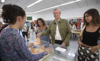 El Presidente de la Xunta de Galicia, Alfonso Rueda, ejerce su derecho al voto acompañado de sus hijas Marta y Beatriz en el Centro tecnológico deportivo de Pontevedra. EFE/ Salvador Sas