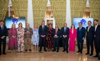 Aegama, la Asociación de Empresarios Gallegos en Madrid, celebró en A Toxa su IX Encuentro Internacional de Empresarios Gallegos y por la noche llevó a cabo la III Entrega de Premios, reconociendo la labor de Manuel Gómez-Franqueira, presidente del Grupo Coren, con el premio al empresario gallego en Galicia, mientras que José Manuel Rodríguez Lomba, presidente Fundador de los Hipermercados Olé en República Dominicana, obtuvo el premio al empresario gallego en el exterior / Xunta