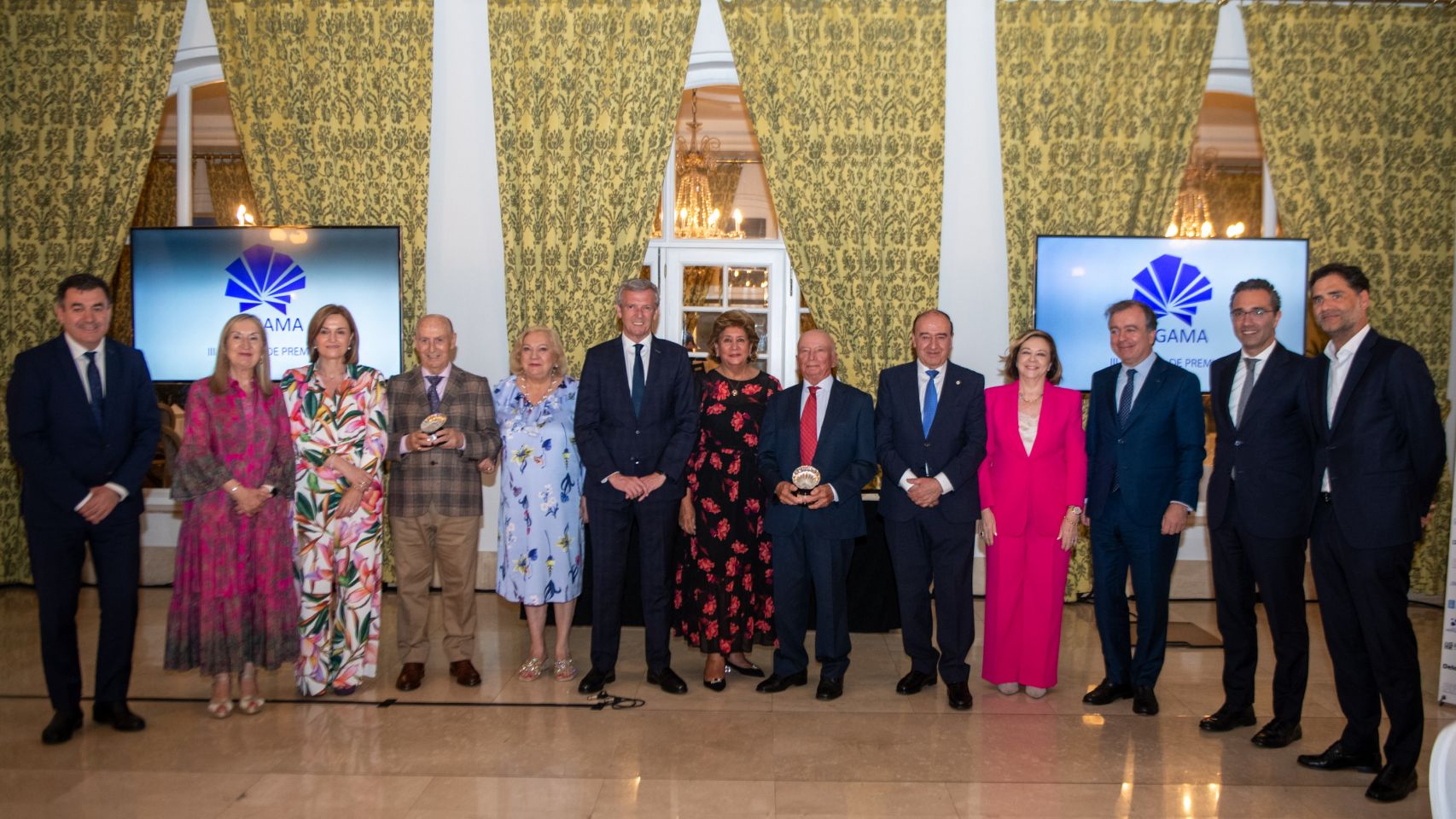 Aegama, la Asociación de Empresarios Gallegos en Madrid, celebró en A Toxa su IX Encuentro Internacional de Empresarios Gallegos y por la noche llevó a cabo la III Entrega de Premios, reconociendo la labor de Manuel Gómez-Franqueira, presidente del Grupo Coren, con el premio al empresario gallego en Galicia, mientras que José Manuel Rodríguez Lomba, presidente Fundador de los Hipermercados Olé en República Dominicana, obtuvo el premio al empresario gallego en el exterior / Xunta