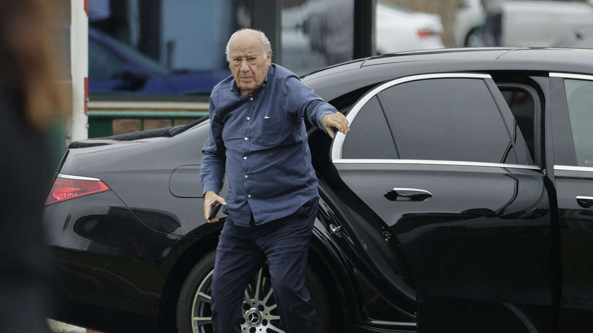 El fundador de Inditex, Amancio Ortega, durante el concurso de saltos internacional de A Coruña, enmarcado de manera excepcional en el Longines Global Champions Tour, campeonato referente del panorama hípico que afronta la primera de sus tres jornadas en Casas Novas.- EFE/Cabalar