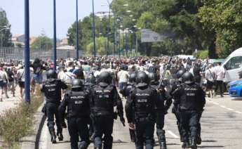 Carga policial contra manifestantes del metal en las inmediaciones de la factoría de Stellantis en Vigo durante las protestas del metal pontevedrés