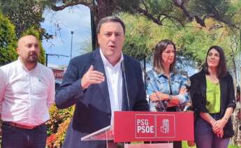 El secretario xeral del PSdeG, Valentín Formoso, interviene en la ofrenda floral a Castelao de los socialistas gallegos por el Día Nacional de Galicia / PSdeG